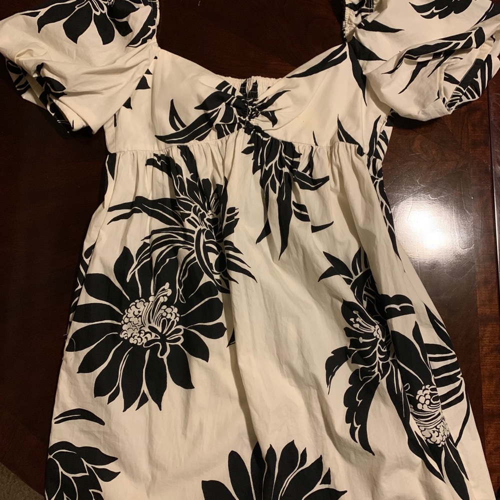 Dress with short puff sleeves